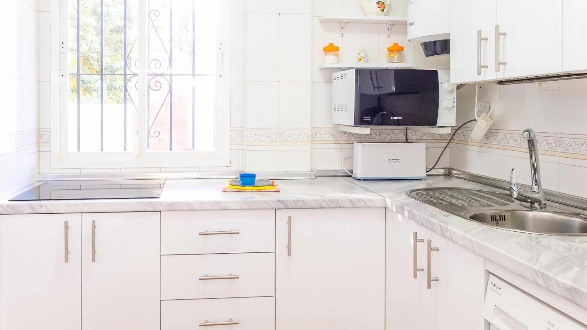 Apartamento en la Playa con Patio Privado Rincón de la Victoria