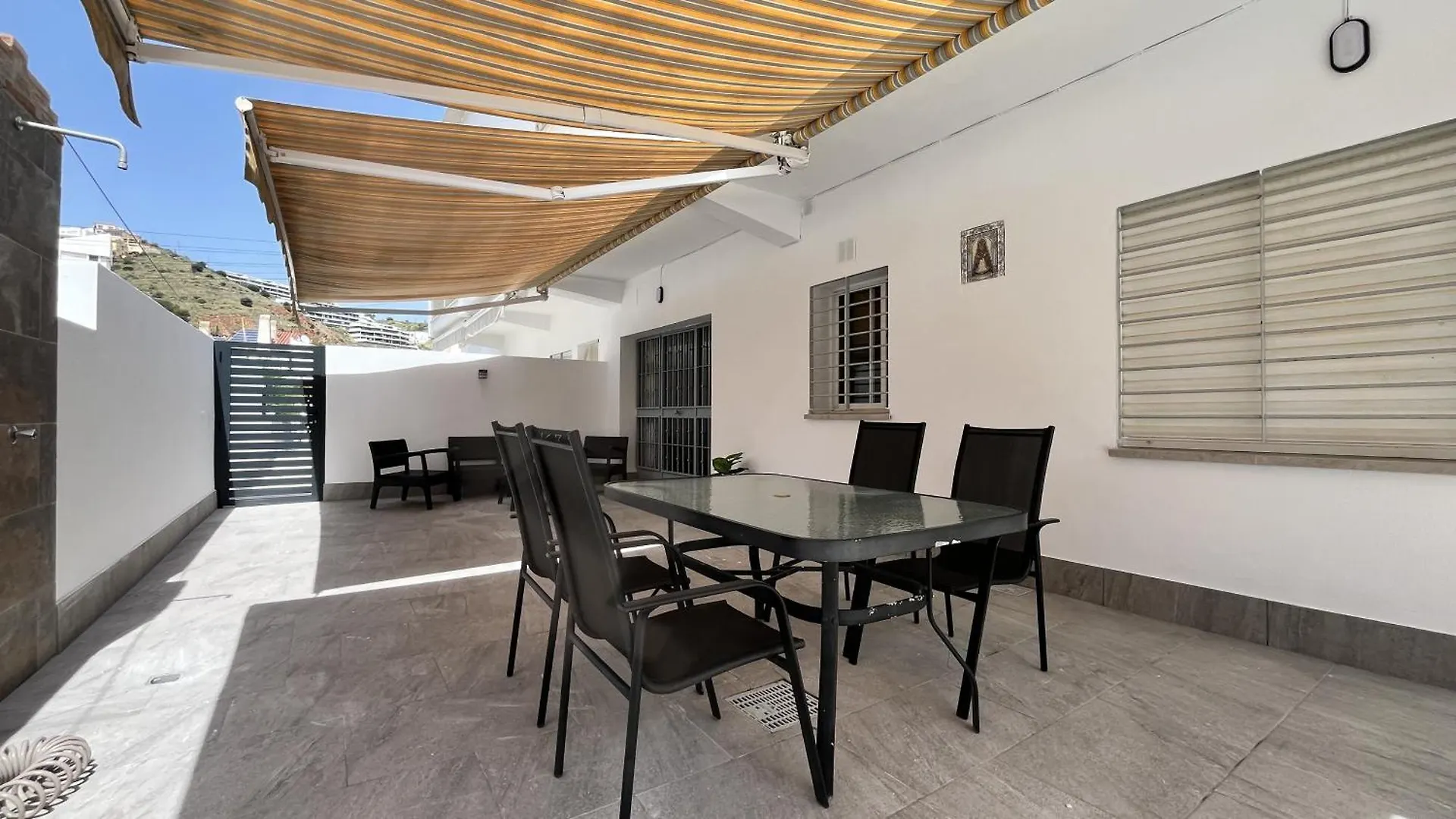 Apartamento en la Playa con Patio Privado Rincón de la Victoria