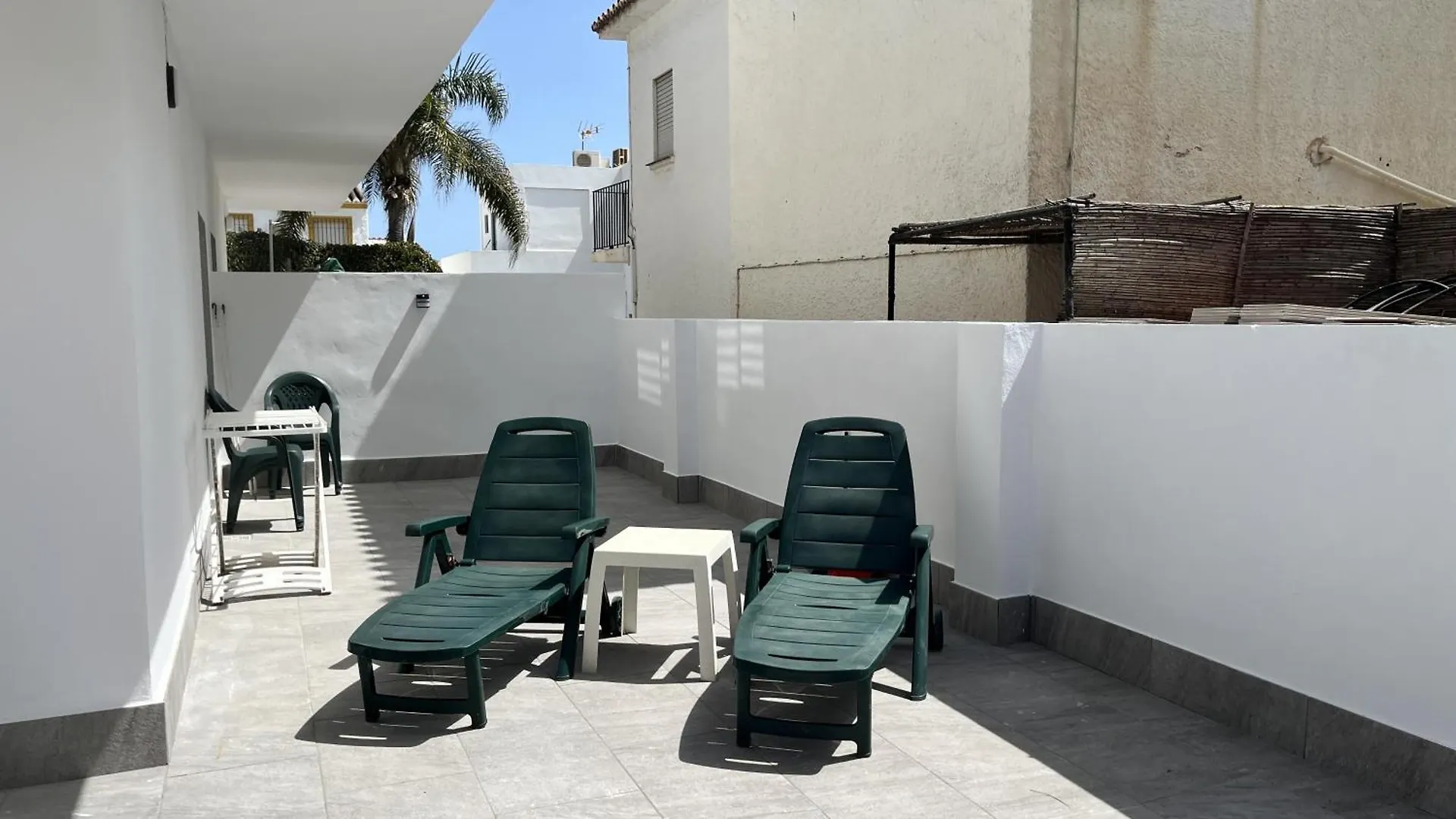 Apartamento en la Playa con Patio Privado Rincón de la Victoria 0*,  España