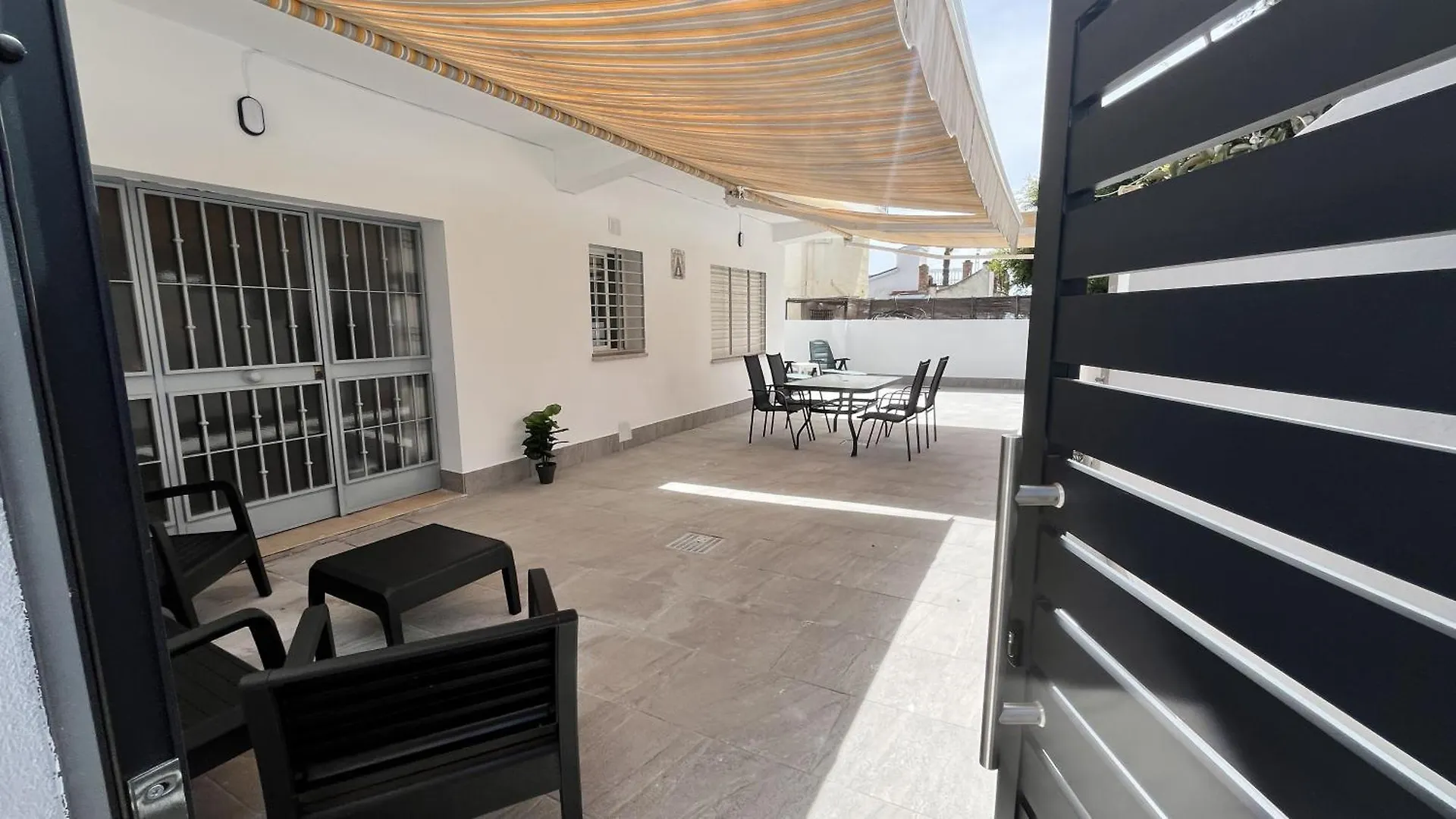Apartamento En La Playa Con Patio Privado 林孔-德拉维多利亚 0*,  西班牙